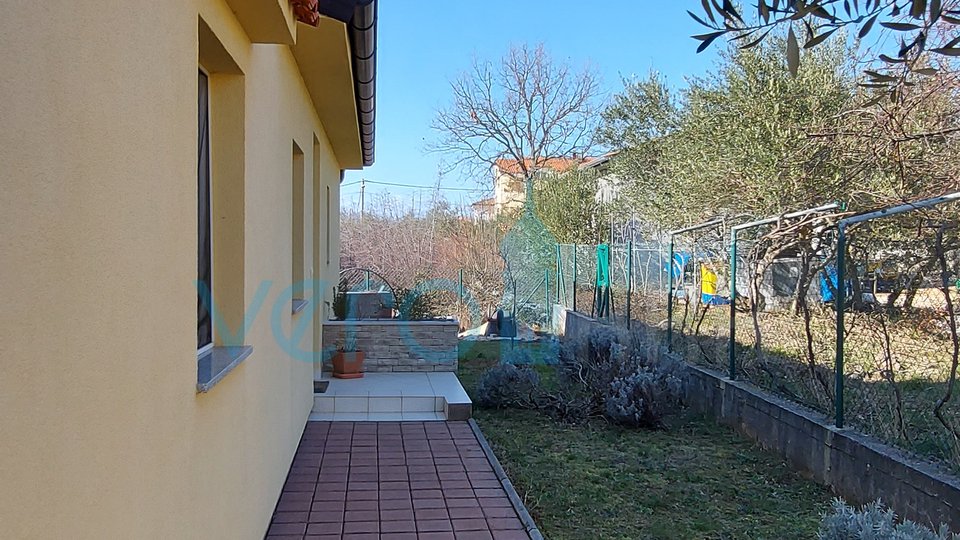 Stadt Krk, größere Umgebung, neueres Einfamilienhaus mit zwei Wohnungen und Garten