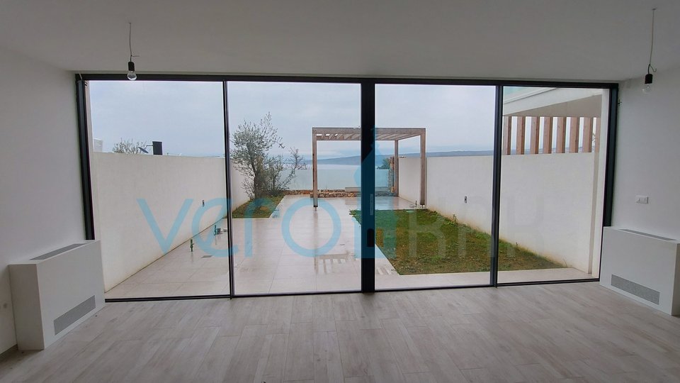 Malinska, okolica, moderan stan u prizemlju novogradnje s pogledom na more i okućnicom