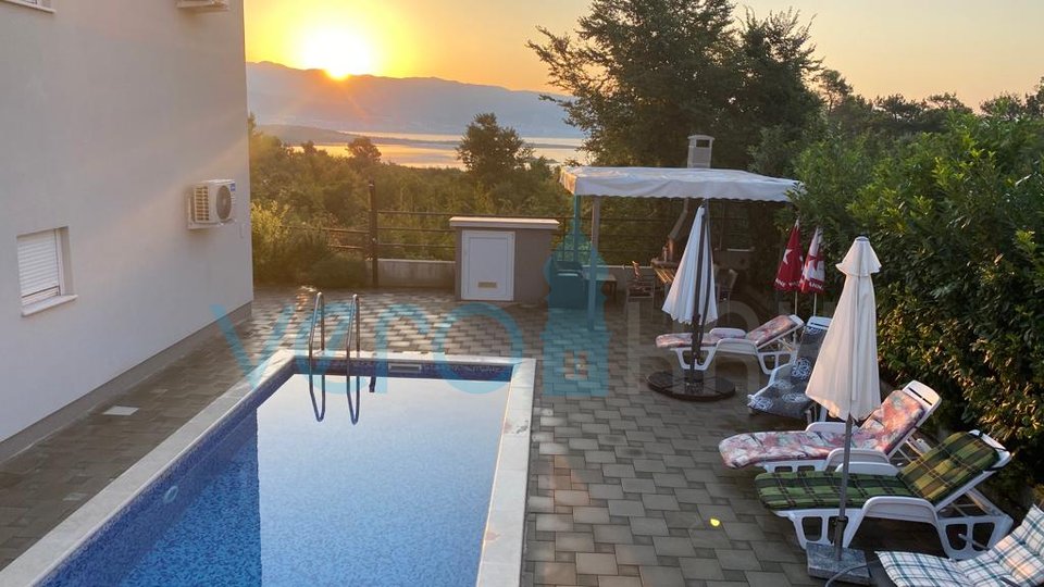 Otok Krk, Uvala Soline, lijep dvosoban apartman u prizemlju s pogledom na more, okućnicom i bazenom