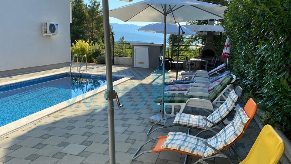 Otok Krk, Uvala Soline, lijep dvosoban apartman u prizemlju s pogledom na more, okućnicom i bazenom