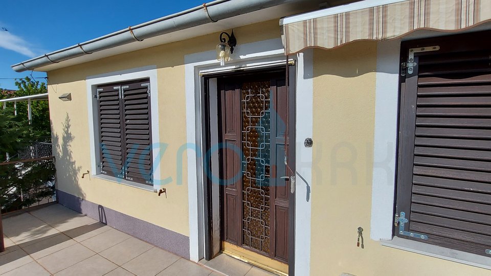 City of Krk, wider surroundings, semi-detached house with two apartments and a garden