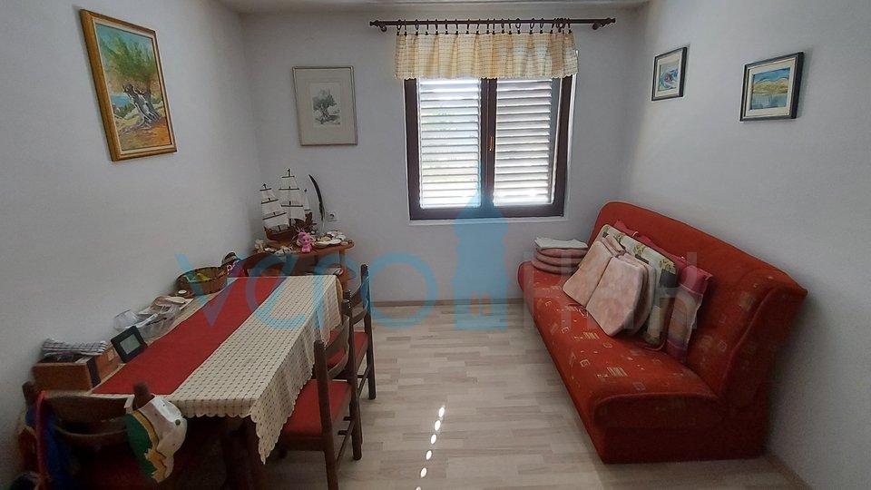 City of Krk, wider surroundings, semi-detached house with two apartments and a garden