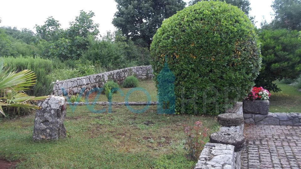 Otok Krk, Dobrinj, okolica, adaptirana kamena kuća sa velikom okućnicom