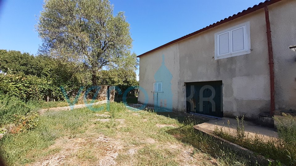 Krk town, wider surroundings, property with a house and a garden of 2300m2