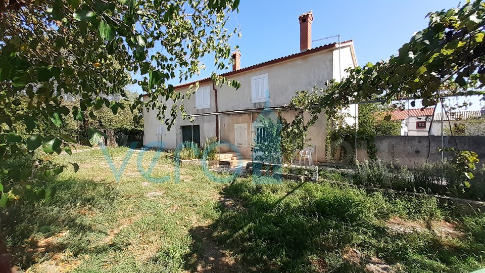Krk town, wider surroundings, property with a house and a garden of 2300m2