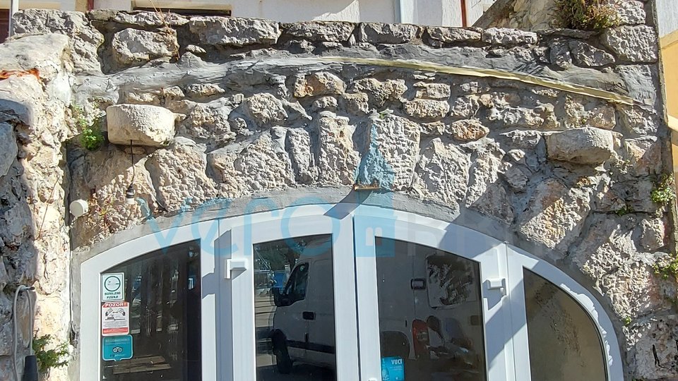 Punat, Insel Krk, altes Steinhaus mit Büroräumen in erster Reihe zum Meer