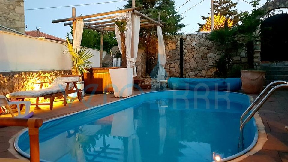 Isola di Krk, Silo, dintorni, casa autentica ristrutturata con tre appartamenti, piscina e bel giardino