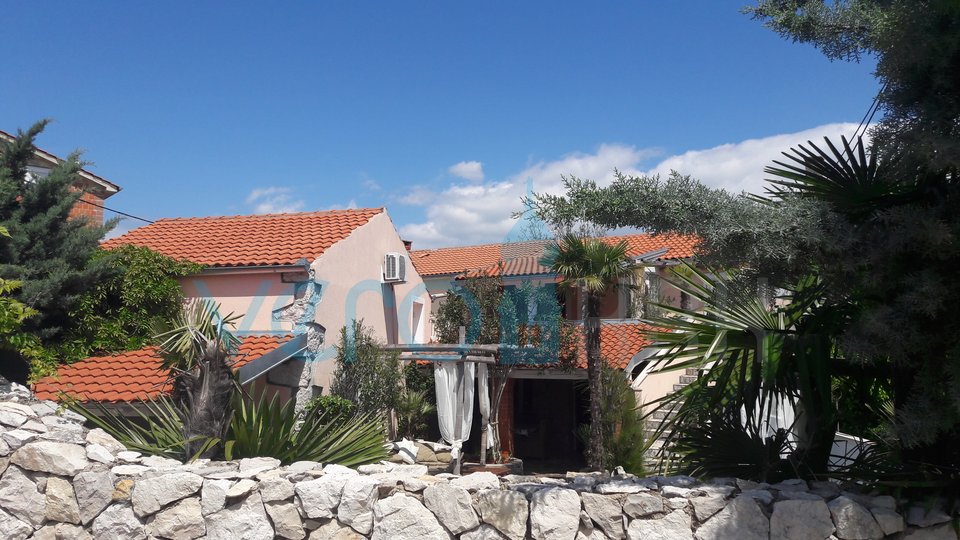 Insel Krk, Silo, Umgebung, renoviertes authentisches Haus mit drei Wohnungen, Pool und schönem Garten
