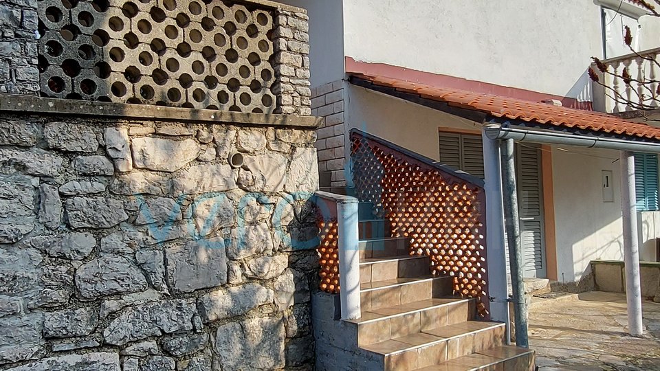 Dobrinj, Umgebung, altes Steinhaus mit Garage und Garten