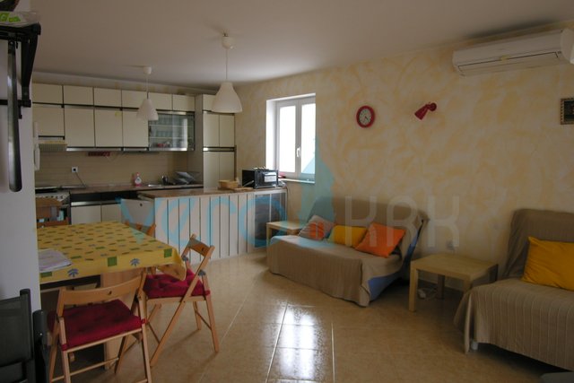 Uvala Soline, otok Krk, dvosoban stan u prizemlju sa okućnicom