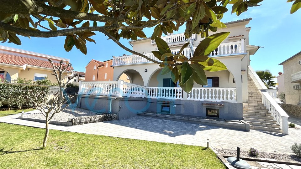 Malinska, detached house near the center and the beach with 8 accommodation units