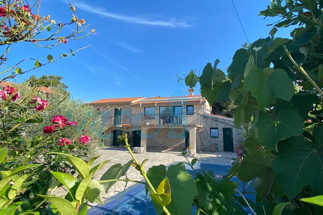 Malinska, Charming stone house with a swimming pool in the heart of the village
