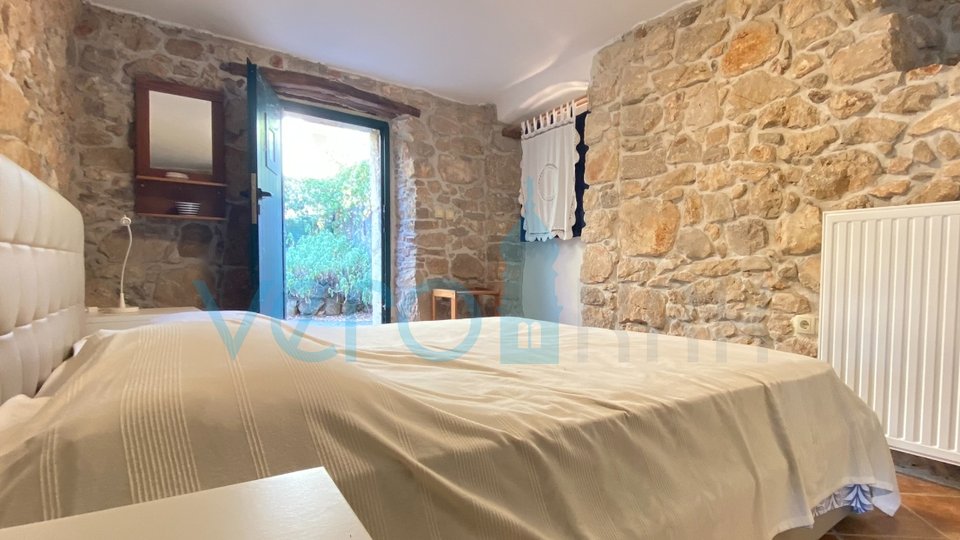 Malinska, Charming stone house with a swimming pool in the heart of the village