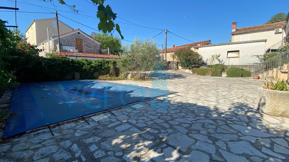 Malinska, Affascinante casa in pietra con piscina nel cuore del villaggio