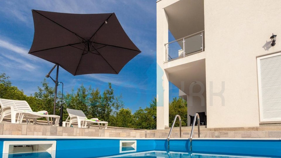 Malinska, area più ampia, casa indipendente a un piano con piscina e giardino