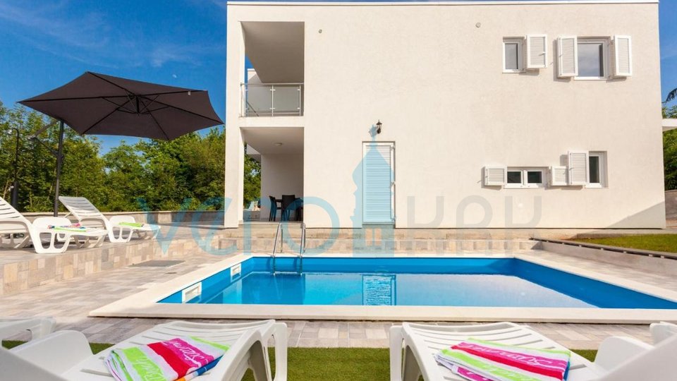 Malinska, wider area, A detached one-story house with a swimming pool and garden