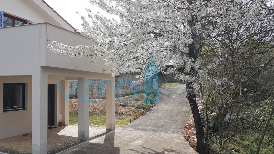 Otok Krk, Soline, Samostojeća jednokatna kuća okružena mirom i zelenilom