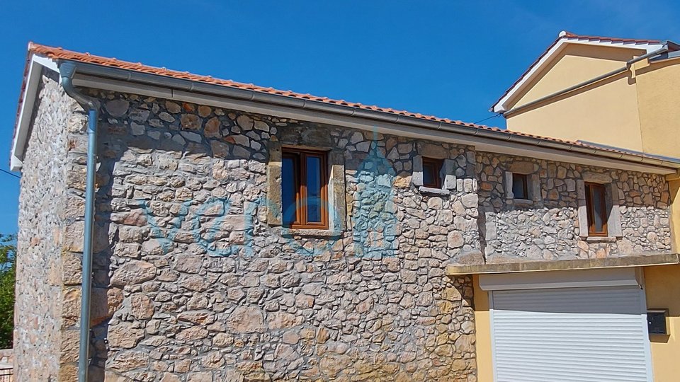 Otok Krk, Dobrinj, okolica, renovirana kamena kuća s bazenom