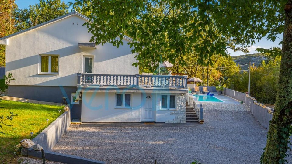 Crikvenica, Einfamilienhaus mit zwei Wohnungen und einem Swimmingpool