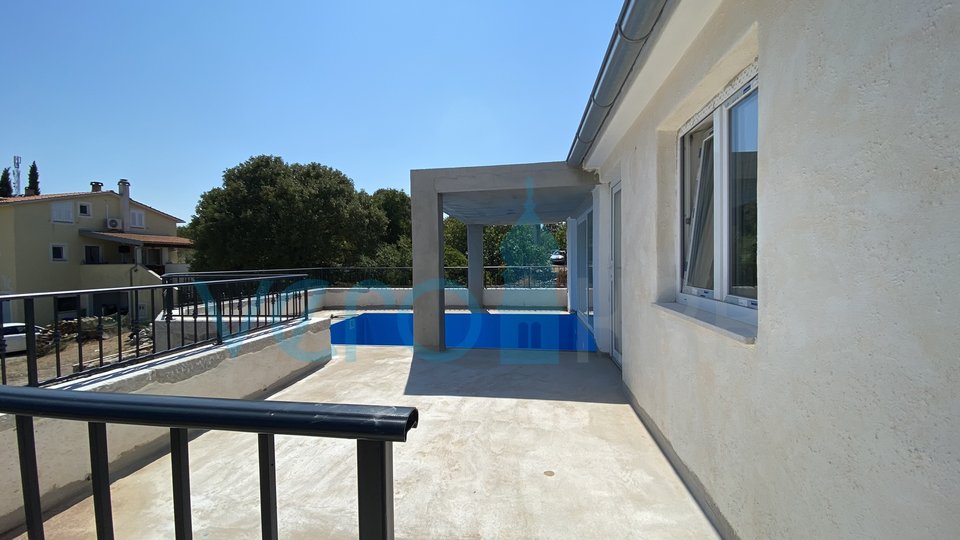 Krk, area più ampia, casa a un piano con piscina e giardino