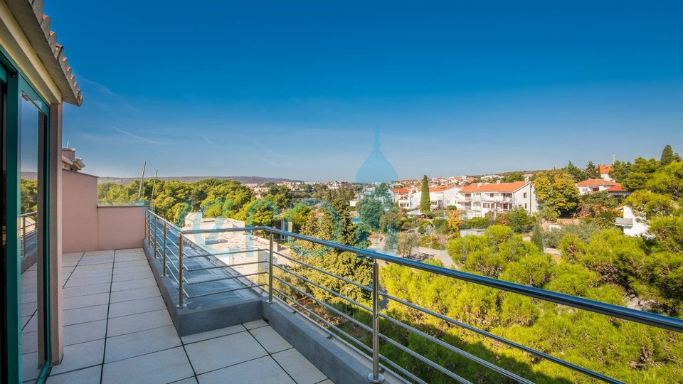 Città di Krk, appartamento 70m2 con terrazza e vista aperta, in vendita