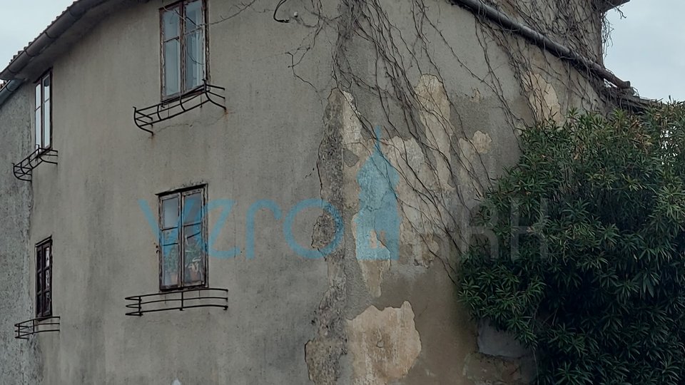 Mesto Krk, širše območje, prodamo kamnito hišo v nizu 119m2