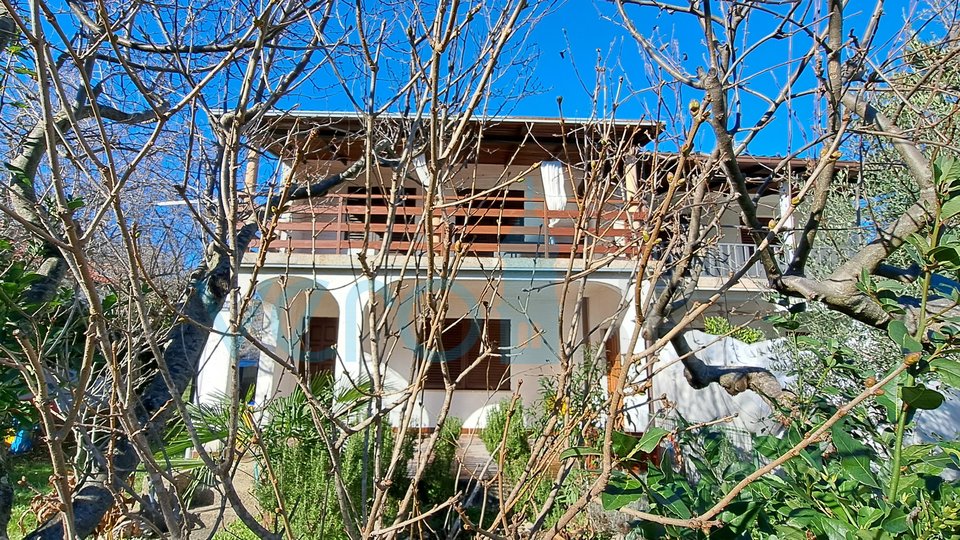 Uvala Soline, otok Krk, dvojna kuća 79 m2 sa terasom i okućnicom