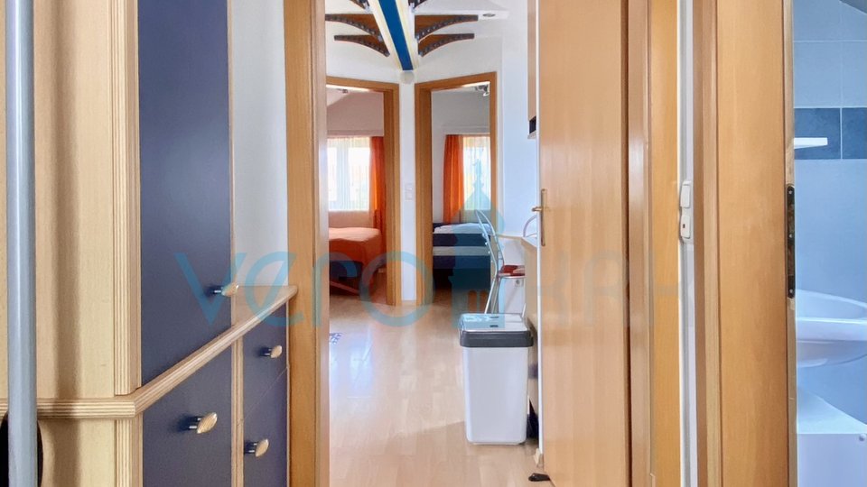Otok Krk, Omišalj, Samostojeća kuća 160 m2 s okućnicom i pogledom na more, prodaja