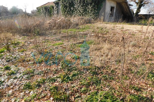 Krk, surroundings, old house on a building plot of 2048m2, for sale