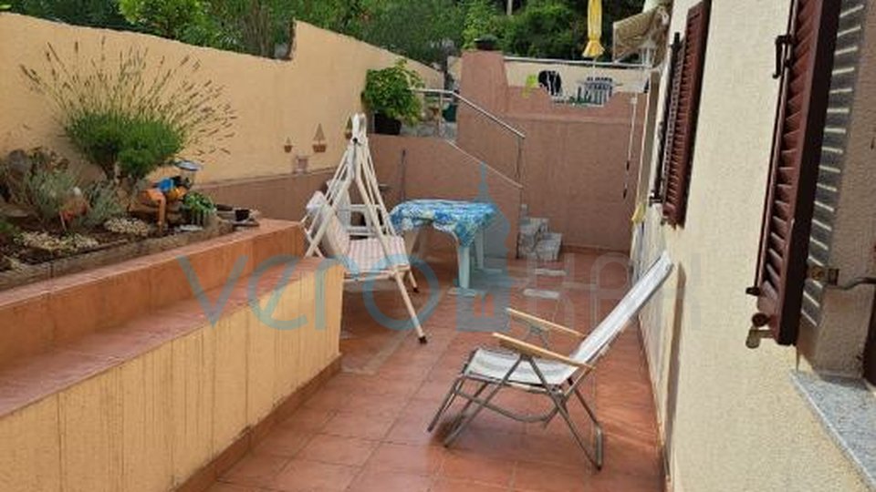 Krk, surroundings, three-room ground-floor apartment in a quiet location 750m from the beach, for sale