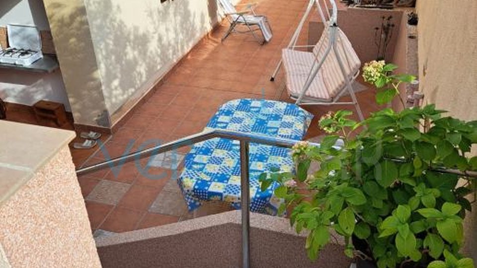 Krk, surroundings, three-room ground-floor apartment in a quiet location 750m from the beach, for sale