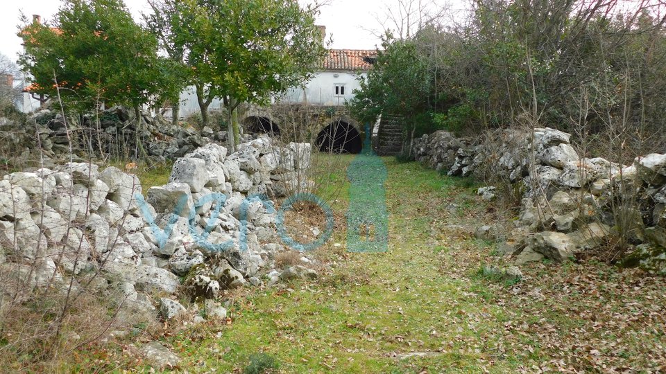 Isola di Krk, zona Dobrinj, vecchia casa da ristrutturare, in vendita