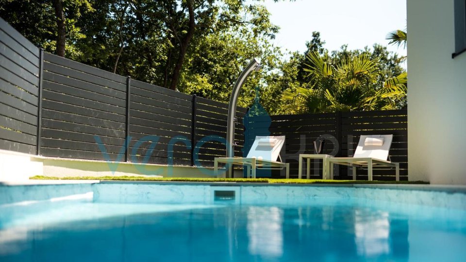 Njivice, otok Krk, moderna novogradnja 102 m2, sa pogledom, saunom, bazenom i okućnicom