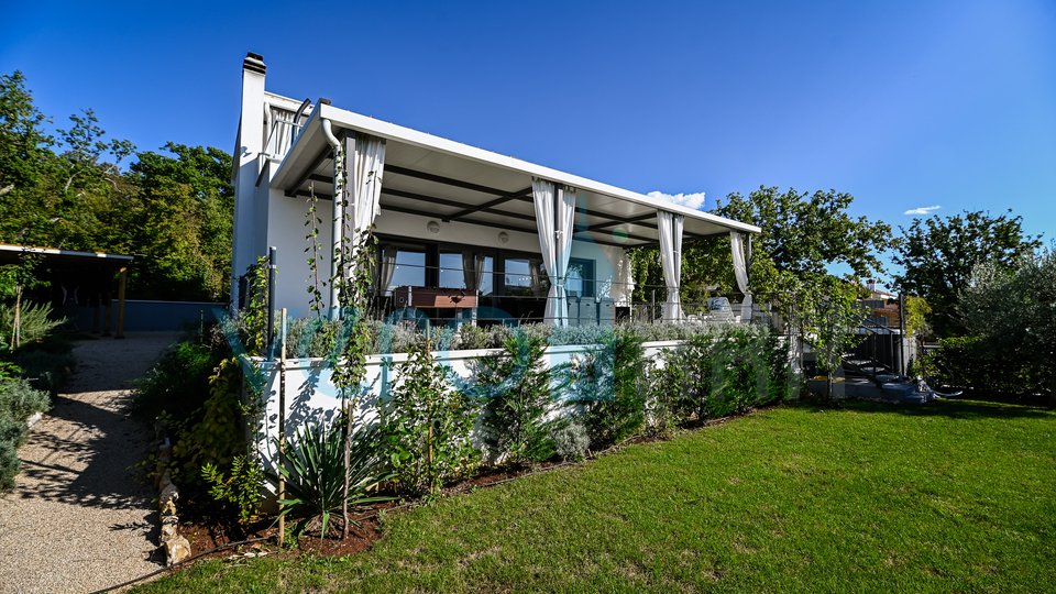 Otok Krk, Malinska, Moderna samostojeća kuća s 2 stana i pogledom na more, prodaja