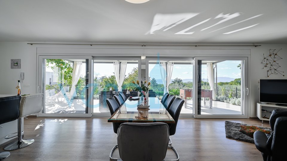 Otok Krk, Malinska, Moderna samostojna hiša z 2 apartmajema in pogledom na morje, prodamo