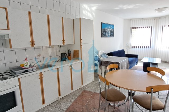 Grad Krk, Otok Krk, okolica, jednosoban apartman 53 m2 u suterenu sa okućnicom