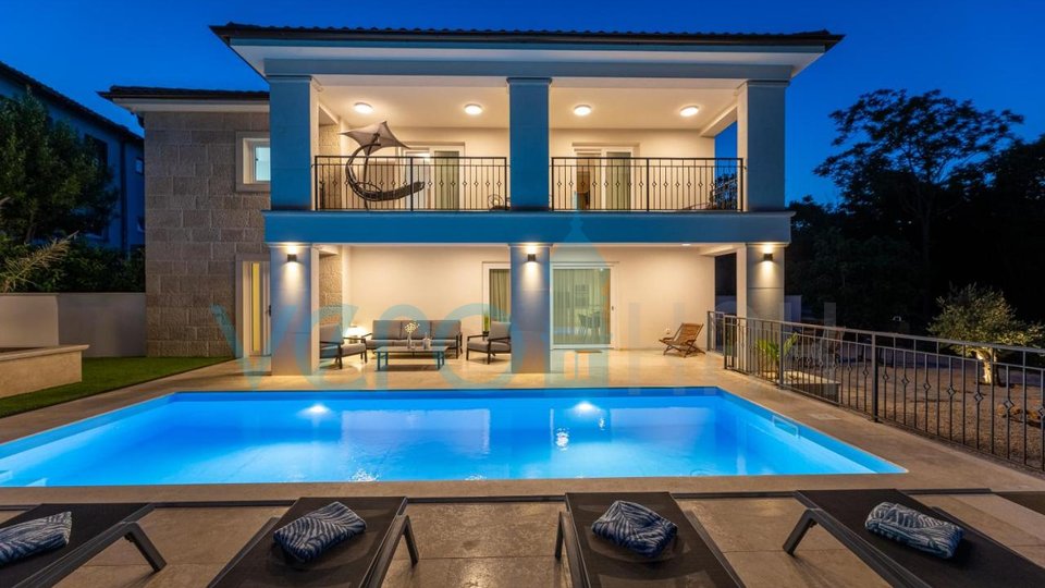 Città di Krk, villa mediterranea con piscina in una posizione privilegiata, in vendita