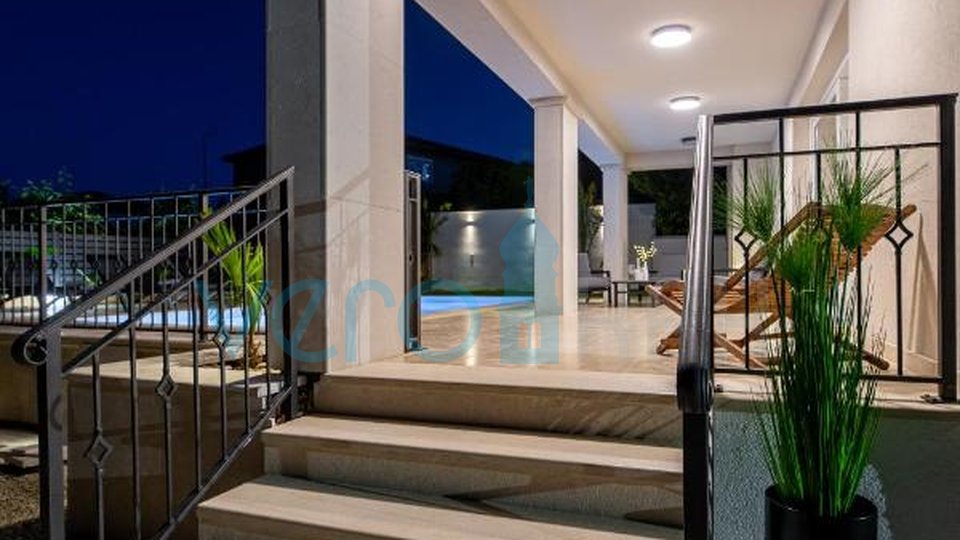 Città di Krk, villa mediterranea con piscina in una posizione privilegiata, in vendita