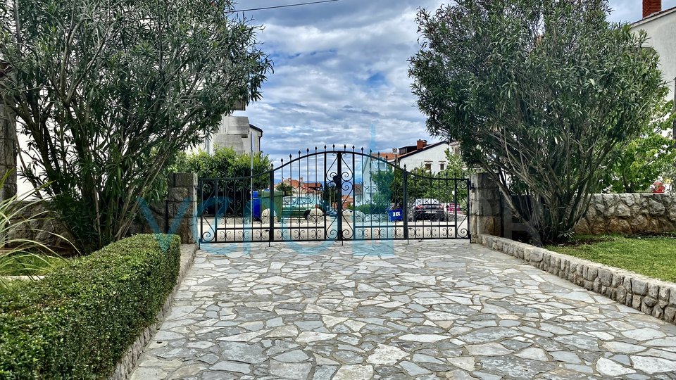 Otok Krk, Malinska, Edinstvena vila s parkom in bazenom na odlični lokaciji, prodamo