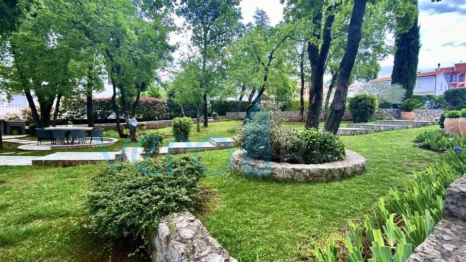 Isola di Krk, Malinska, Villa unica con parco e piscina in ottima posizione, in vendita