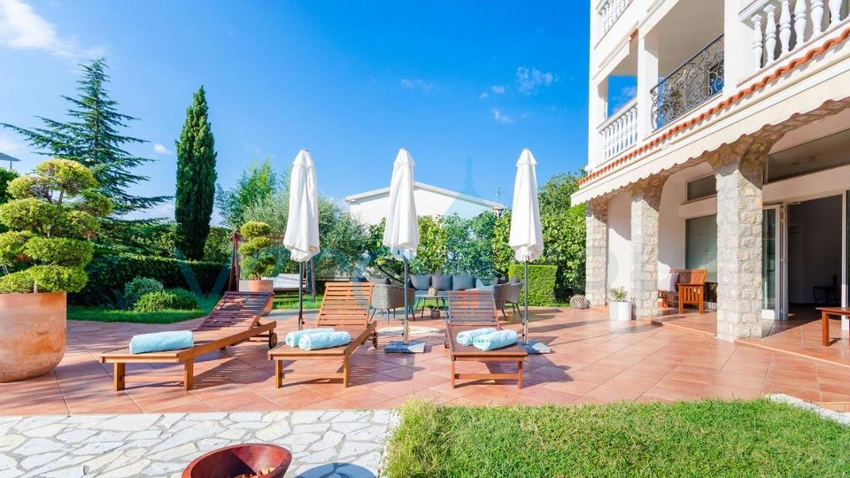 Insel Krk, Malinska, Einzigartige Villa mit Park und Swimmingpool in toller Lage, zu verkaufen