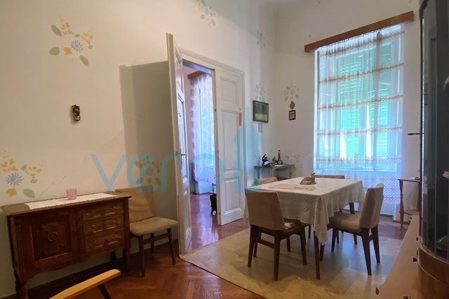 Rijeka, Zentrum, klassische Zweizimmerwohnung in der Originalversion zur Investition, Verkauf