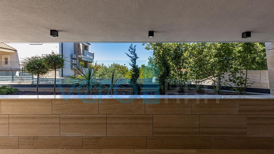 Malinska, appartamento di lusso con piscina, vista, giardino, 80m dal mare, in vendita