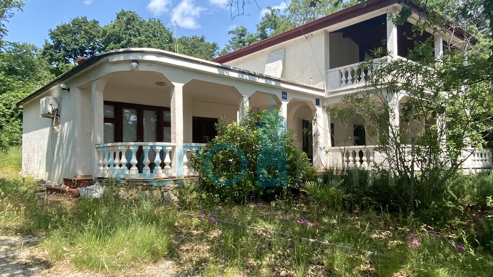 Vrbnik, Risika, Einfamilienhaus mit 4 Wohnungen und großem Garten, zu verkaufen