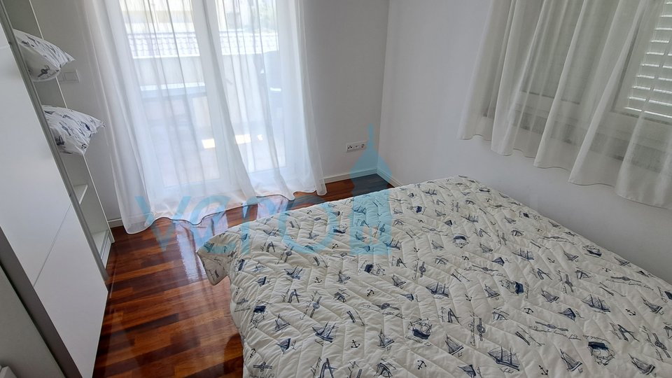 Uvala Soline, otok Krk, dvosoban apartman 65 m2 na katu sa dvije terase i pogledom na more