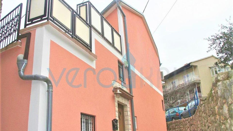 Selce, dintorni di Crikvenica - casa con tre appartamenti, ristrutturata, in vendita