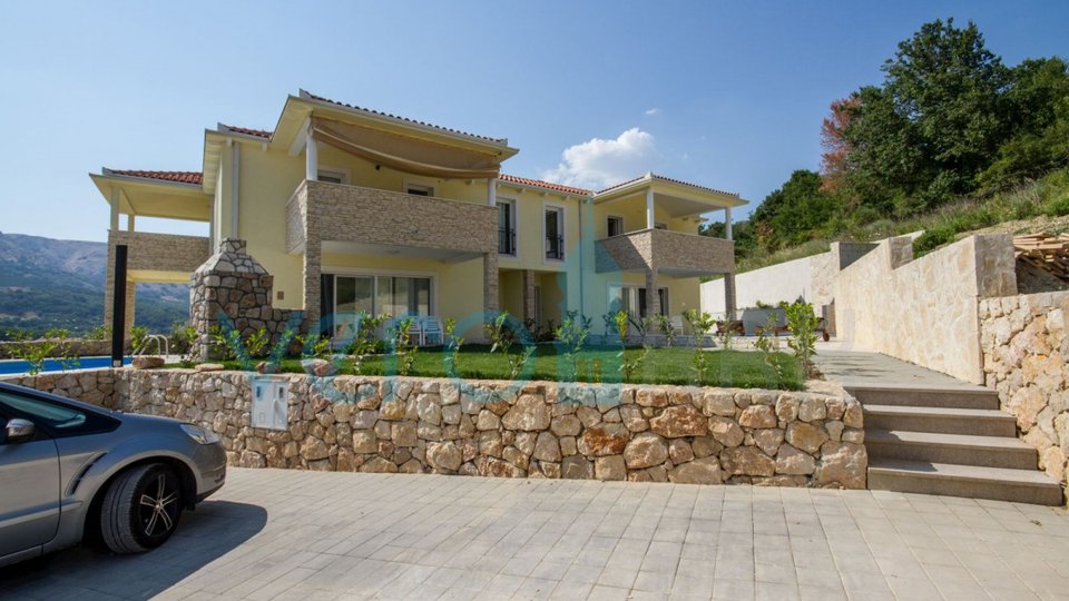Baška, dintorni, casa bifamiliare con piscina e vista mare, in vendita
