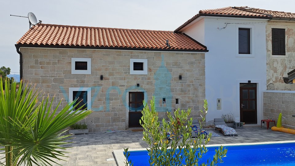 Malinska, wider area, renovated old house with swimming pool and garden