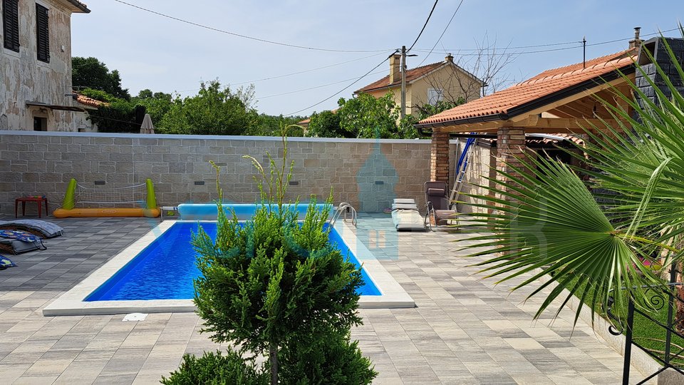 Malinska, širša okolica, obnovljena hiša z ogrevanim bazenom, vrtom 276 m2, prodaja
