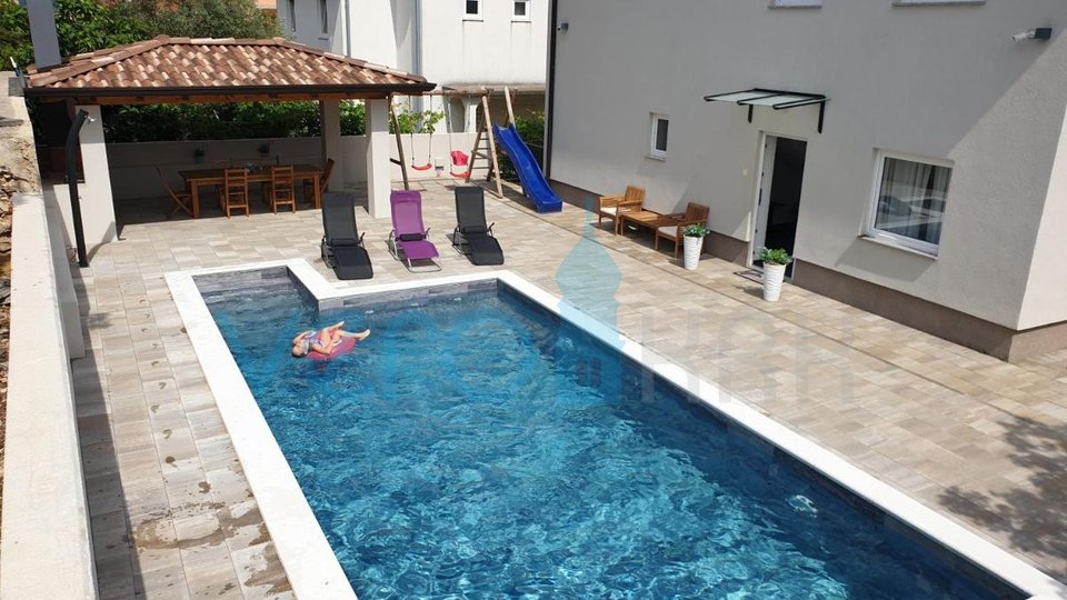 Dobrinj, Čižići, Etage im Erdgeschoss mit Garten und Swimmingpool zur Nutzung, zu verkaufen